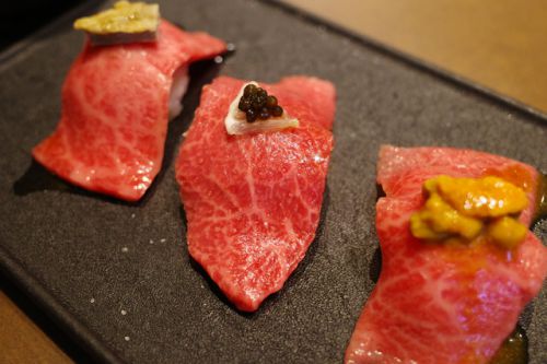 【新宿三丁目】オシャレ空間はデートにも〇新宿の夜景を眺めながら極上焼肉を堪能「和牛焼肉 やくにく」
